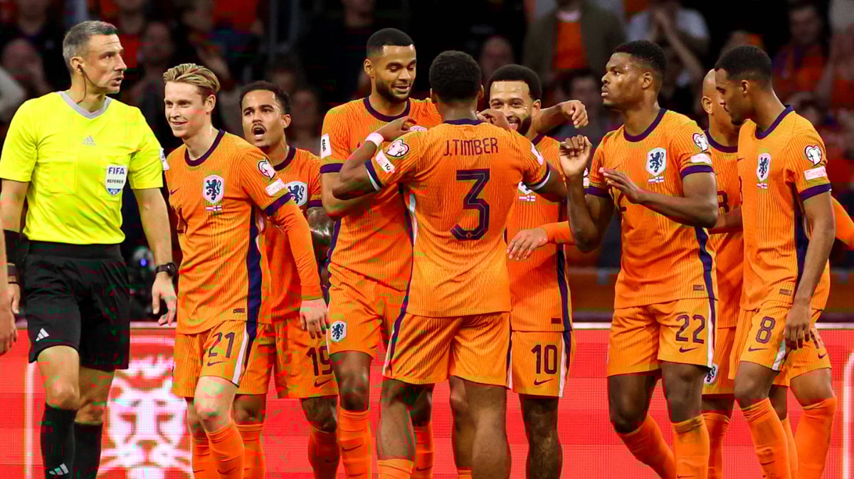 Het Nederlands elftal viert een doelpunt