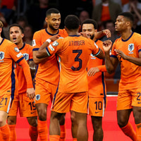 Het Nederlands elftal viert een doelpunt