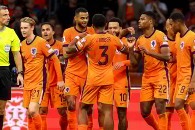 Het Nederlands elftal viert een doelpunt