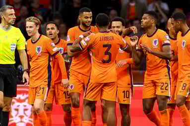 Het Nederlands elftal viert een doelpunt