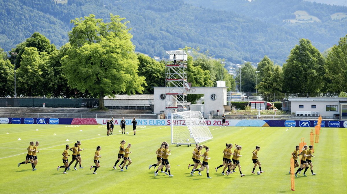 De Oranje Leeuwinnen tijdens de training Zwitserland