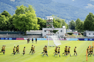 De Oranje Leeuwinnen tijdens de training Zwitserland
