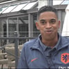 Michael Reiziger voor de camera van de NOS