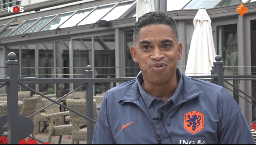 Michael Reiziger voor de camera van de NOS