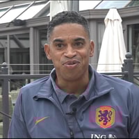 Michael Reiziger voor de camera van de NOS