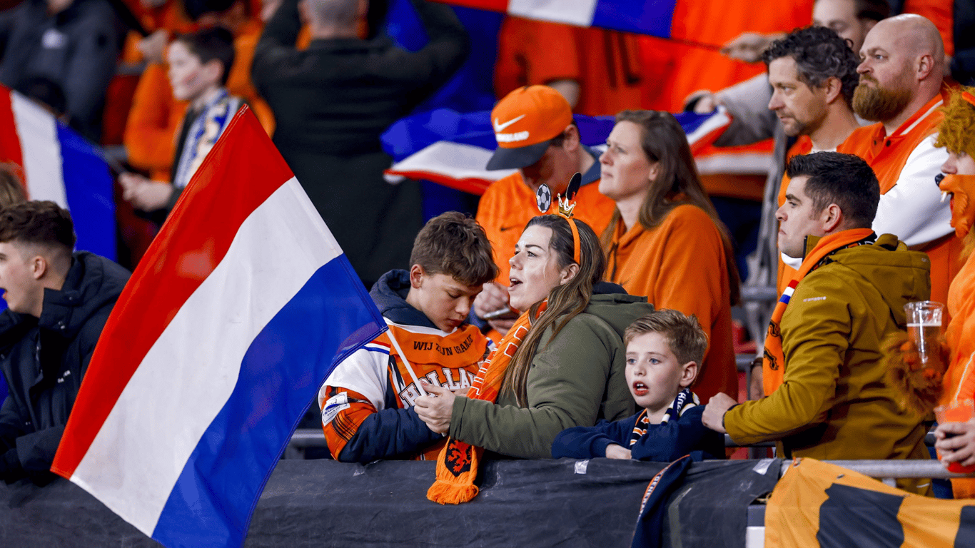 Oranjefans op de tribunes