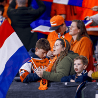 Oranjefans op de tribunes