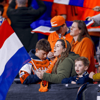 Oranjefans op de tribunes