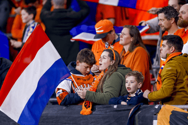 Oranjefans op de tribunes
