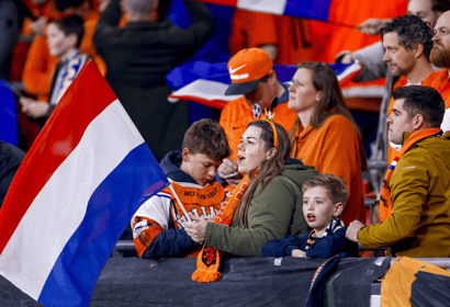 Oranjefans op de tribunes
