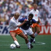 Stan Valckx in duel met Romário op het WK van 1994