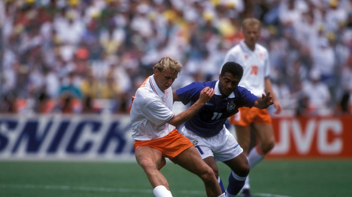 Stan Valckx in duel met Romário op het WK van 1994