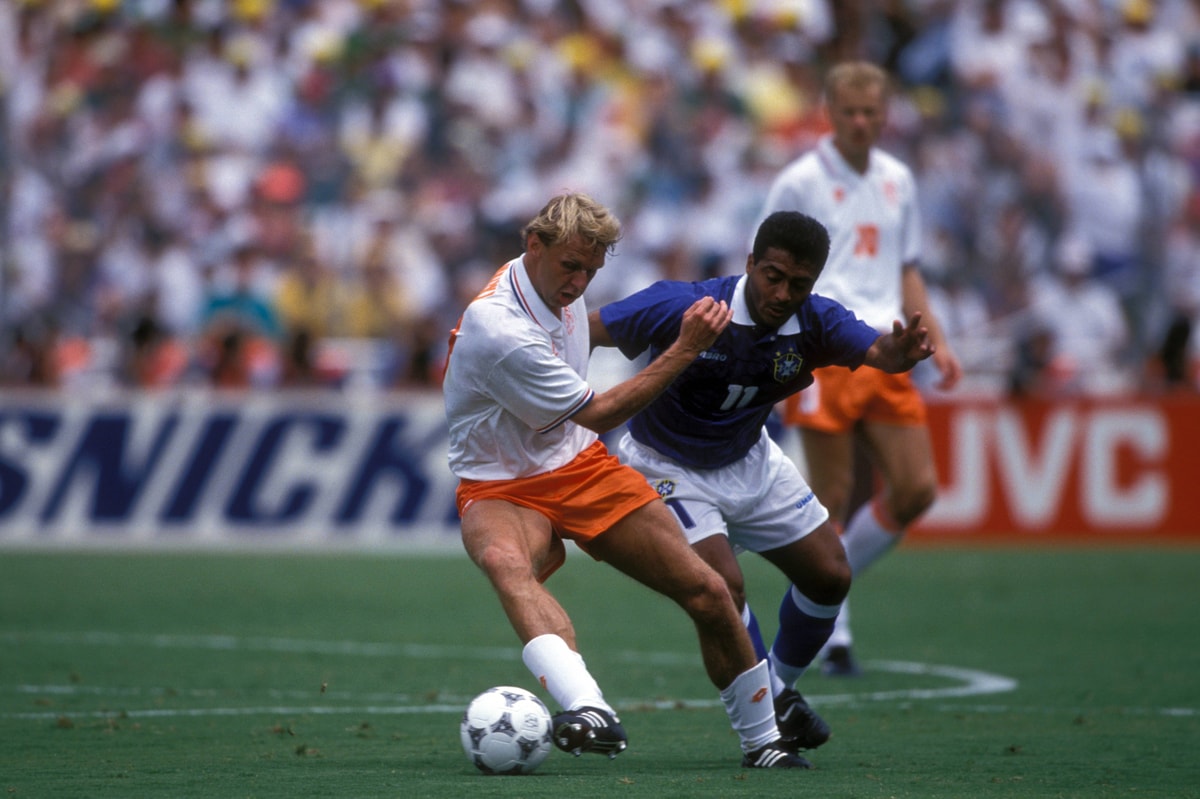 Stan Valckx in duel met Romário op het WK van 1994