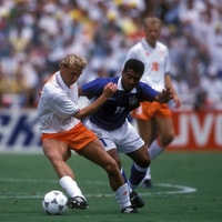 Stan Valckx in duel met Romário op het WK van 1994