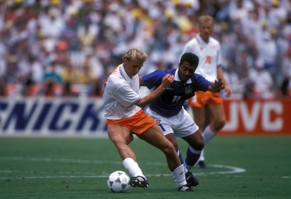 Stan Valckx in duel met Romário op het WK van 1994