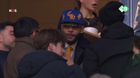 Memphis Depay bekijkt Nederland - Noorwegen vanaf de tribune