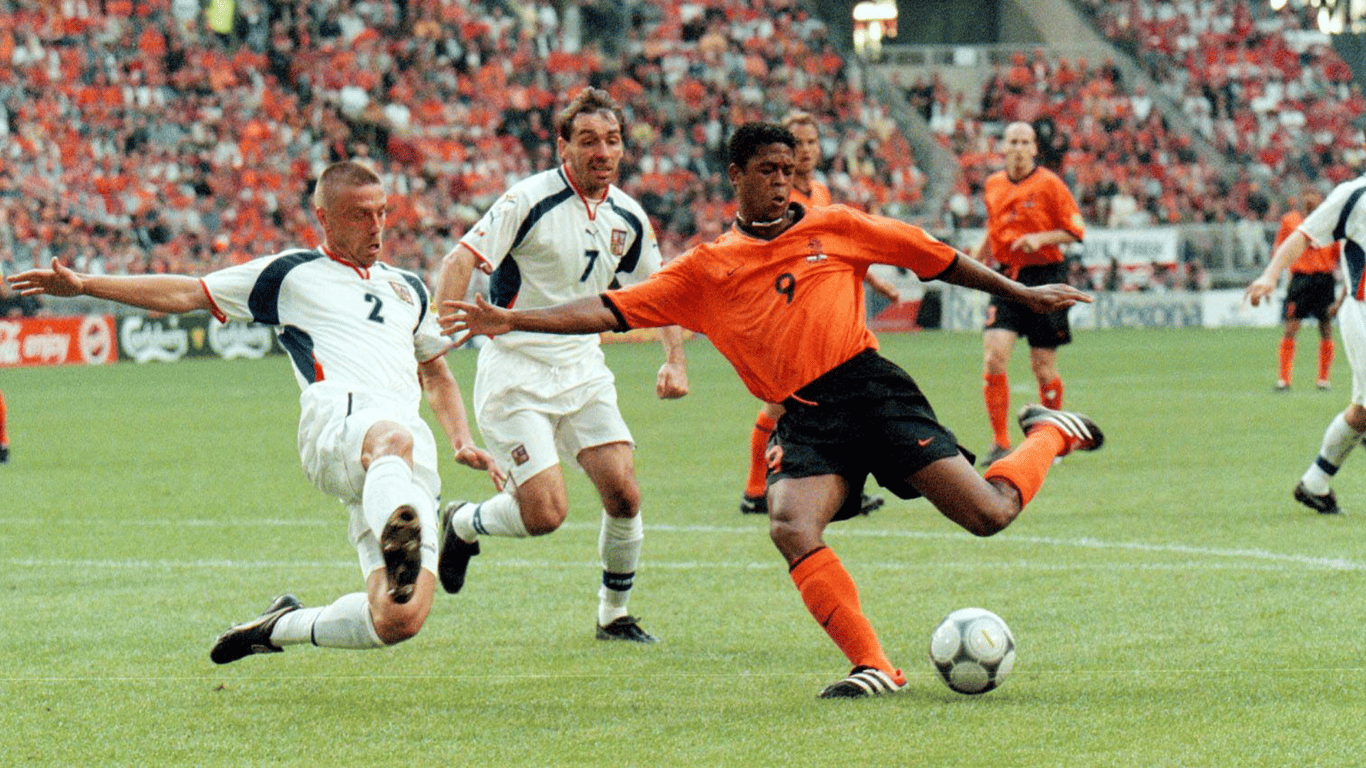 Patrick Kluivert in actie bij het Nederlands elftal