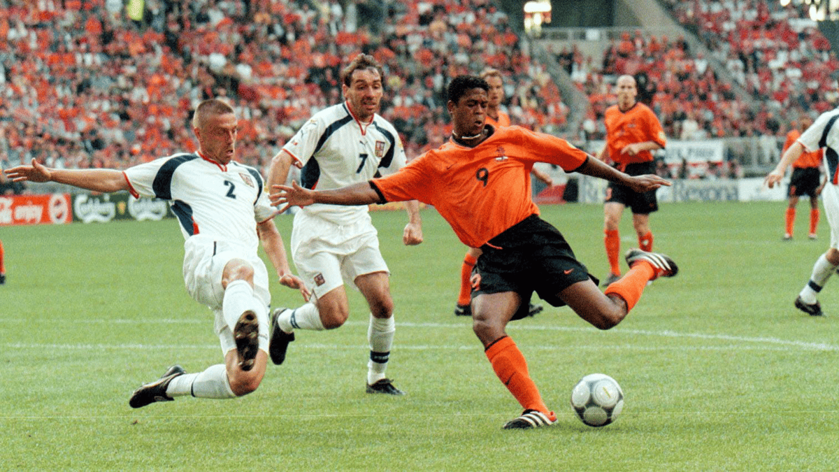 Patrick Kluivert in actie bij het Nederlands elftal