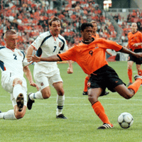 Patrick Kluivert in actie bij het Nederlands elftal