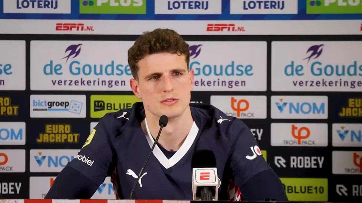 Guus Til tijdens een persconferentie van PSV