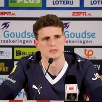 Guus Til tijdens een persconferentie van PSV