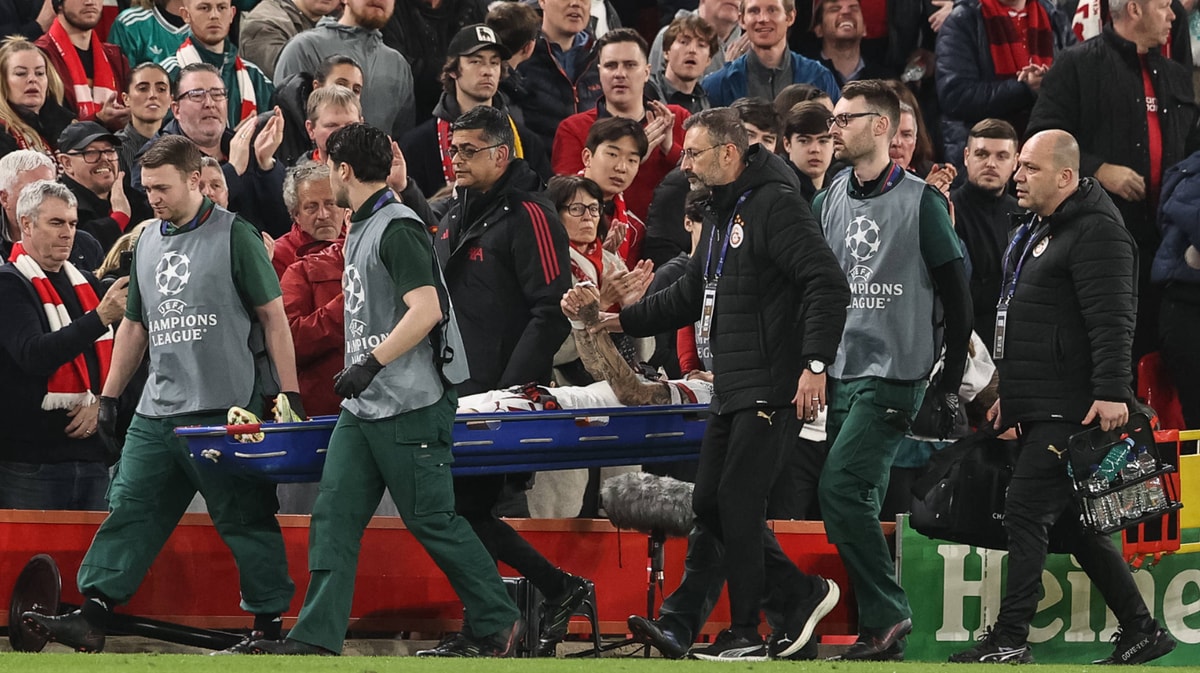 Noa Lang per brancard van het veld