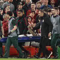 Noa Lang per brancard van het veld