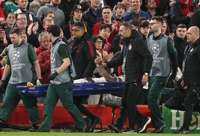 Noa Lang per brancard van het veld