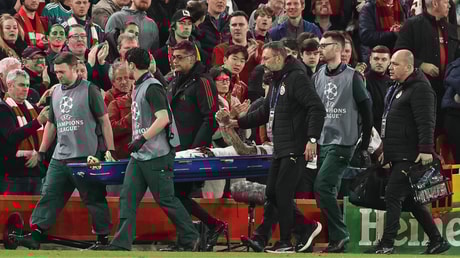 Noa Lang per brancard van het veld