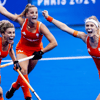 De hockeyvrouwen vieren een doelpunt