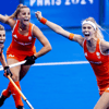 De hockeyvrouwen vieren een doelpunt