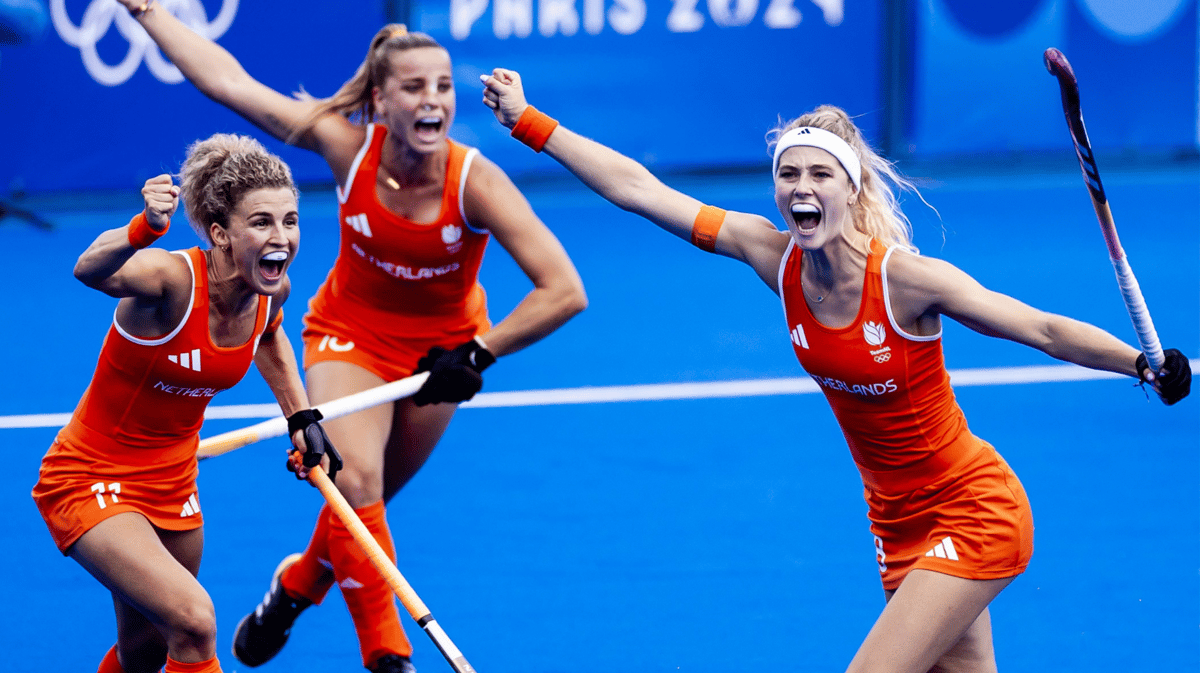 De hockeyvrouwen vieren een doelpunt