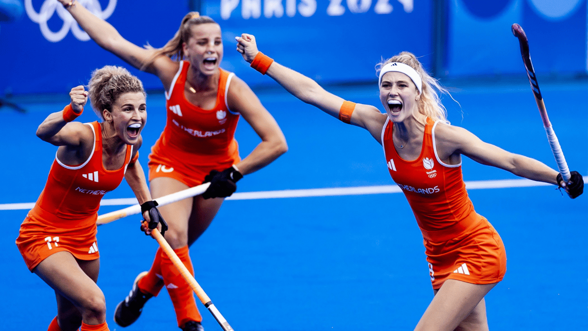 De hockeyvrouwen vieren een doelpunt