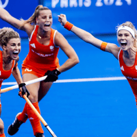 De hockeyvrouwen vieren een doelpunt