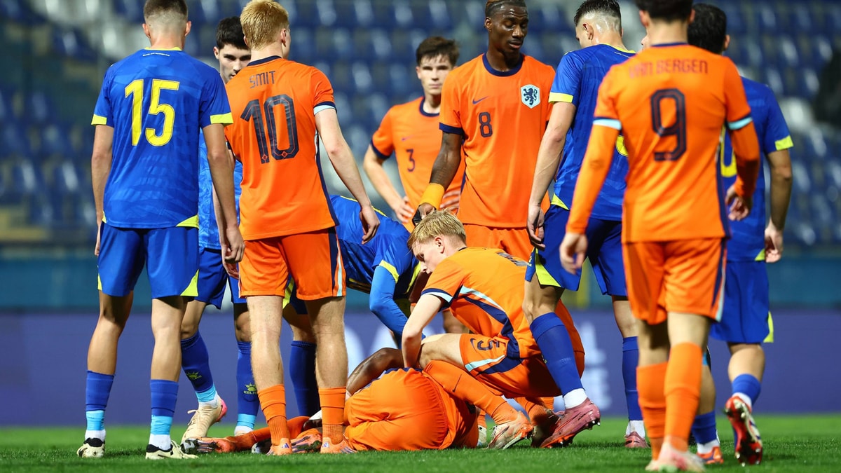 Antoni Milambo liep een ogenschijnlijk zware blessure op bij Jong Oranje tegen Bosnië-Herzegovina.