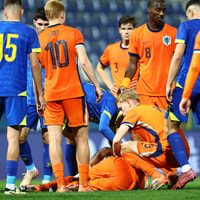 Antoni Milambo liep een ogenschijnlijk zware blessure op bij Jong Oranje tegen Bosnië-Herzegovina.
