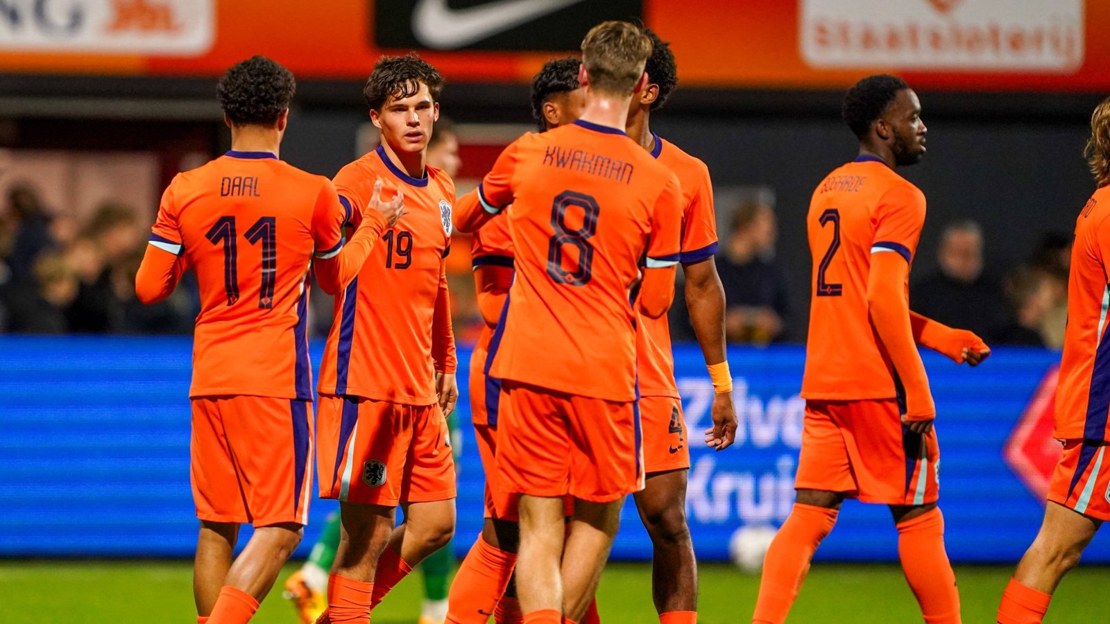 Jong Oranje viert het doelpunt tegen Litouwen