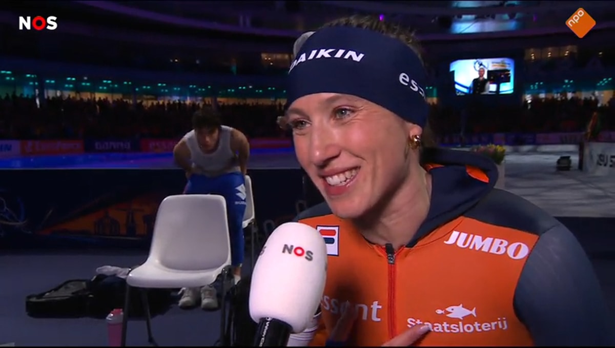 Suzanne Schulting voor de camera van de NOS