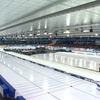 Waar en hoe laat kijk je het WCKT schaatsen in Thialf live? Bekijk het complete tv-schema van NOS, NPO 1 en NPO 3 en de gratis livestream.