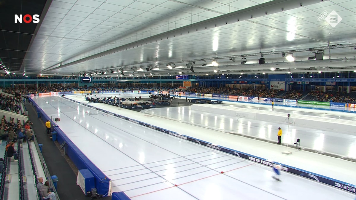 Waar en hoe laat kijk je het WCKT schaatsen in Thialf live? Bekijk het complete tv-schema van NOS, NPO 1 en NPO 3 en de gratis livestream.