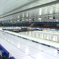 Waar en hoe laat kijk je het WCKT schaatsen in Thialf live? Bekijk het complete tv-schema van NOS, NPO 1 en NPO 3 en de gratis livestream.