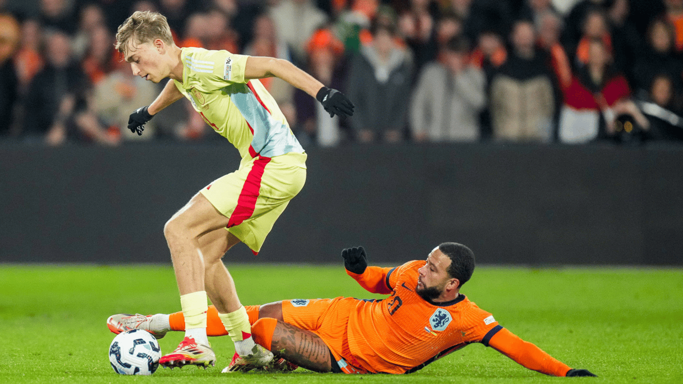 Memphis Depay in duel met Dean Huijsen