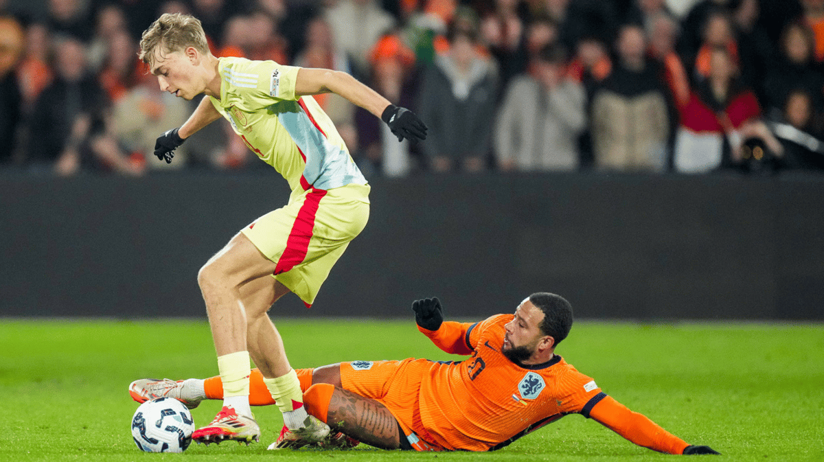 Memphis Depay in duel met Dean Huijsen