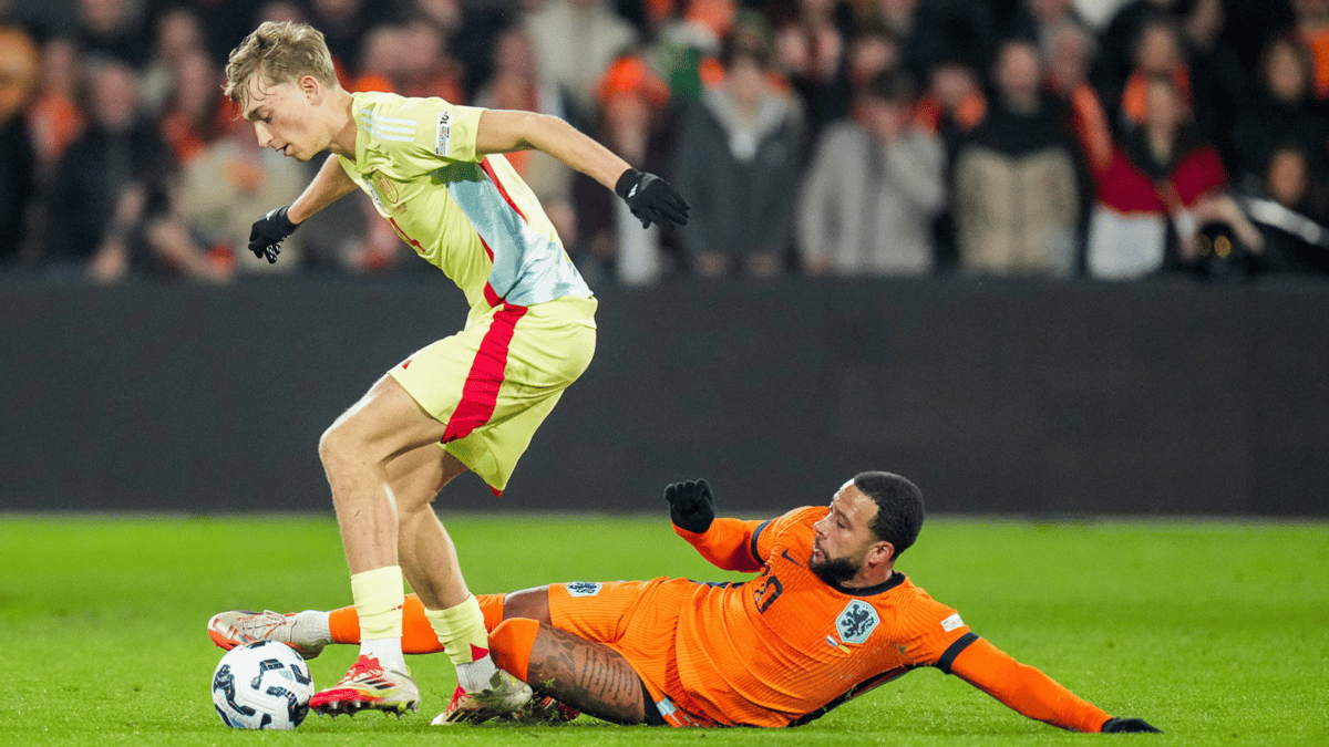 Memphis Depay in duel met Dean Huijsen
