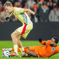 Memphis Depay in duel met Dean Huijsen