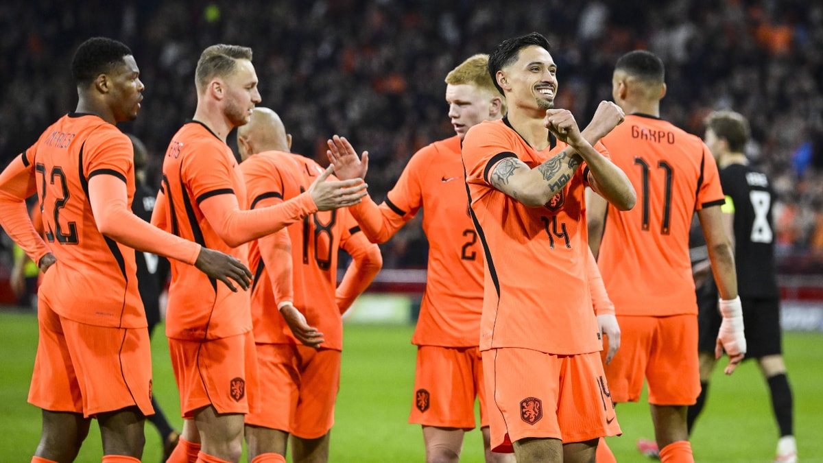 Het Nederlands elftal viert een doelpunt
