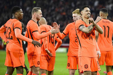 Het Nederlands elftal viert een doelpunt