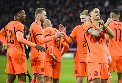 Het Nederlands elftal viert een doelpunt
