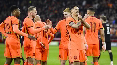 Het Nederlands elftal viert een doelpunt