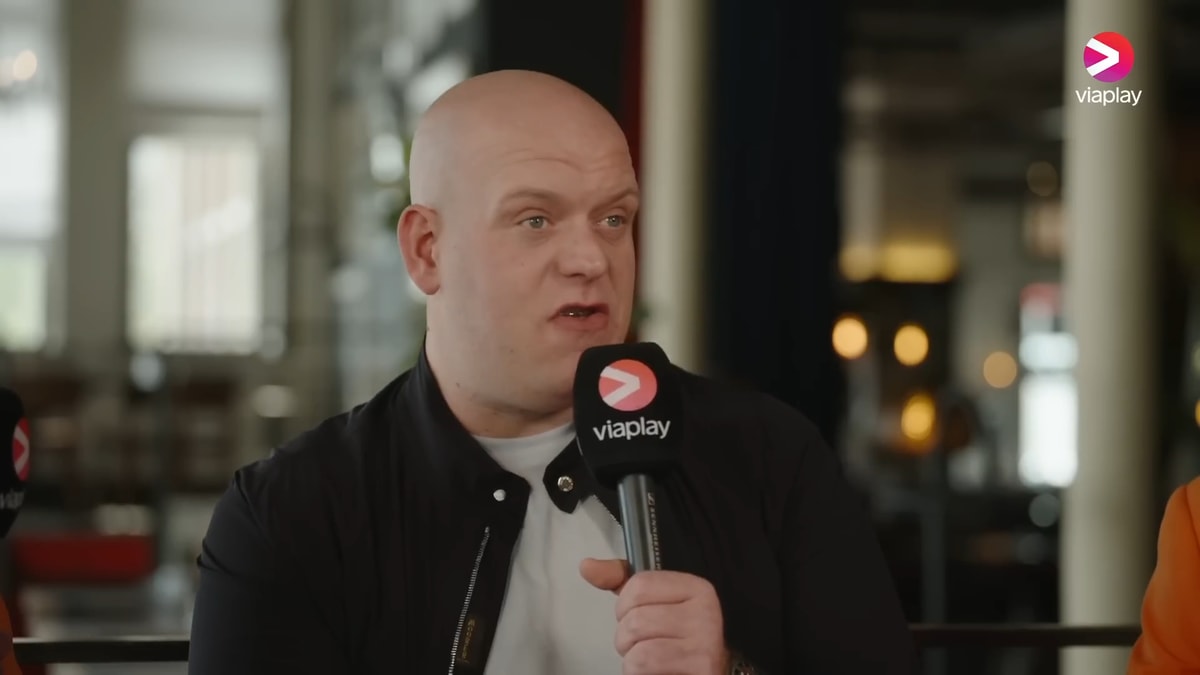 Michael van Gerwen voor de camera van Viaplay